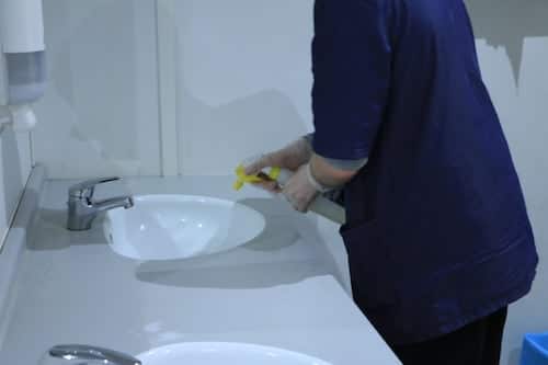 Photographie lavage d'un lavabo Adapei 33 Entreprise