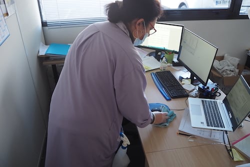 Photographie nettoyage d'un ordinateur Adapei 33 Entreprise