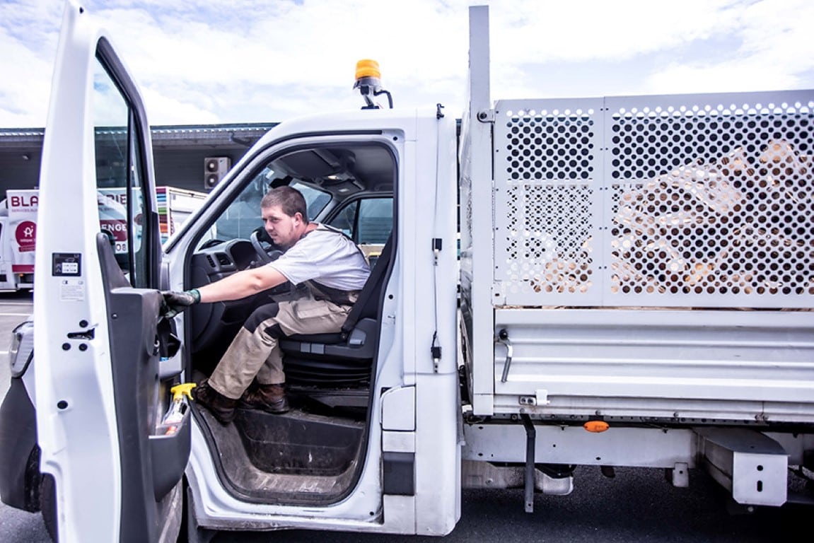 une personne entrant dans un camion