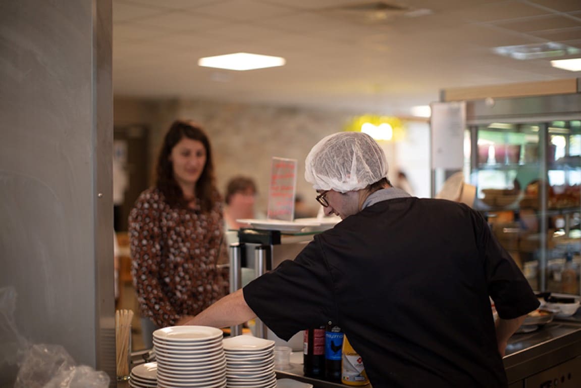 serveur du restaurant Le magellan