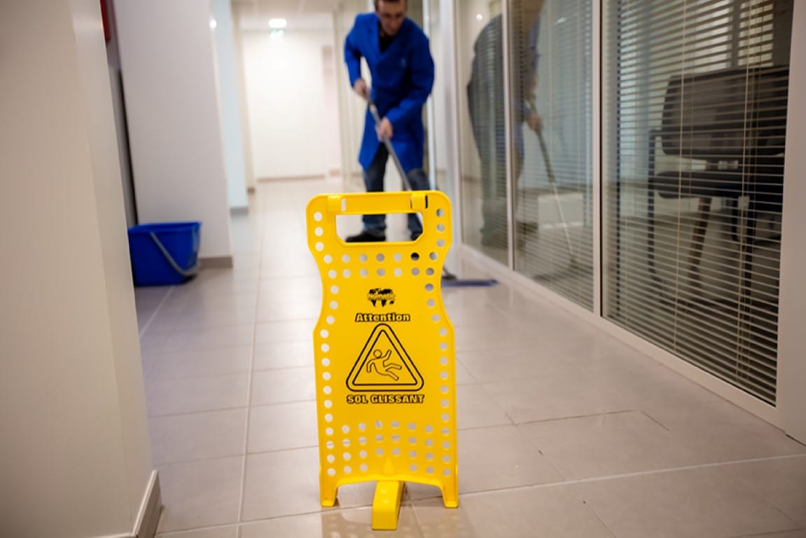 employé lavant le sol
