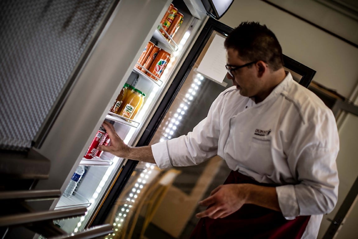 Cuisinier qui prend une cannette