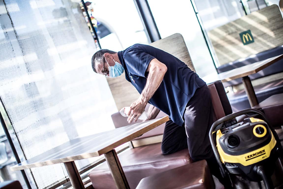 Personne lavant une table