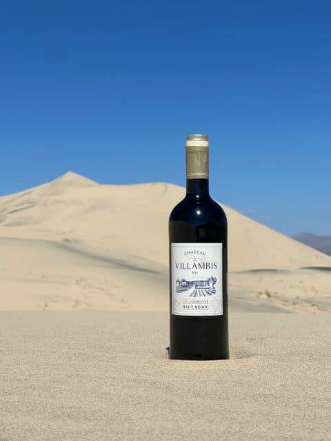 Bouteille Château de Villambis dans le sable