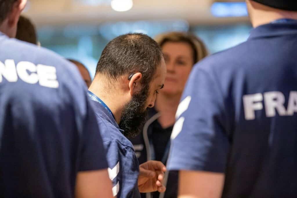 gros plan sur un membre de l'équipe qui prend la parole