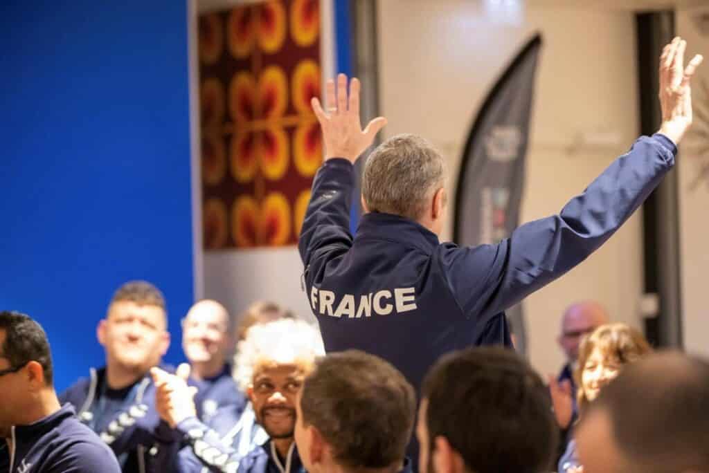 public acclamant un membre de l'équipe