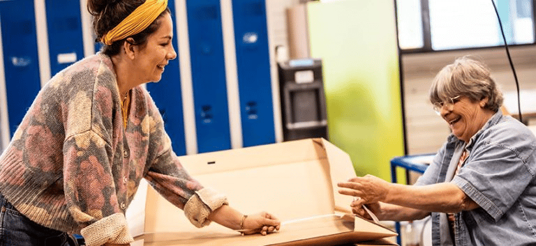 un ouvrier et une monitrice qui travaillent ensemble sous traitance