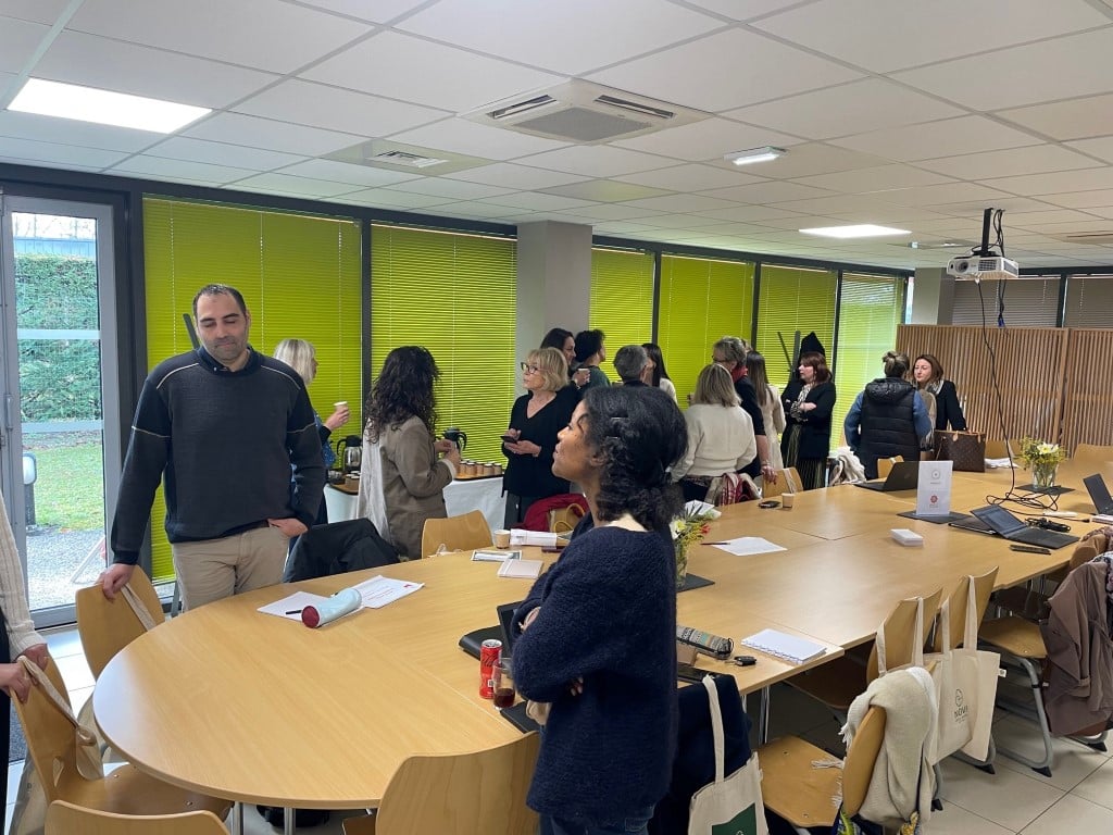 personnes discutant pendant la réunion