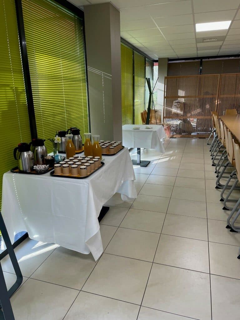 le petit déjeuner très bien présenté