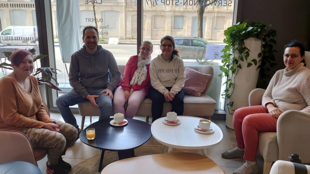 les personnes accompagnées et le directeur de l'Hilton