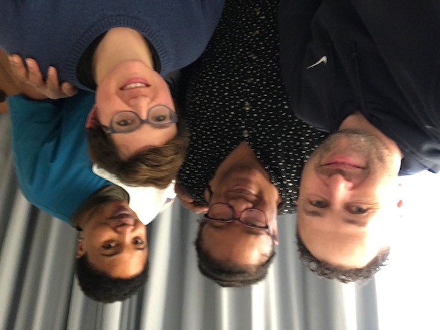 Le moniteur, deux travailleuses et une valet de chambre 