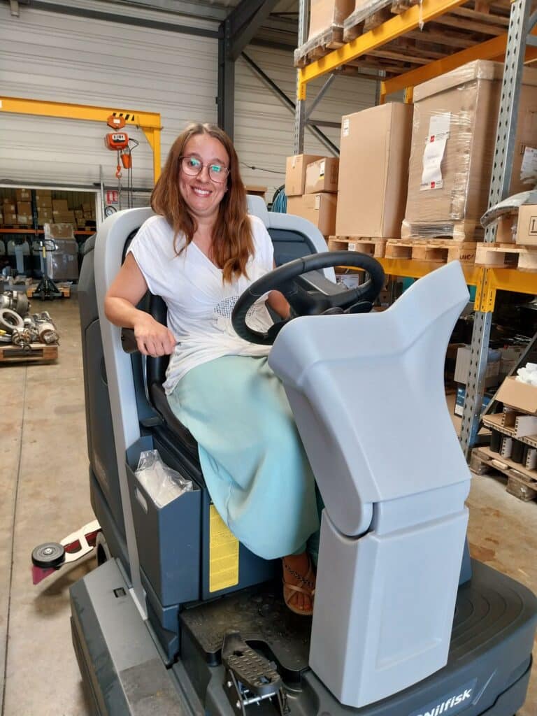 une ouvrière de l'atelier propreté teste une autolaveuse