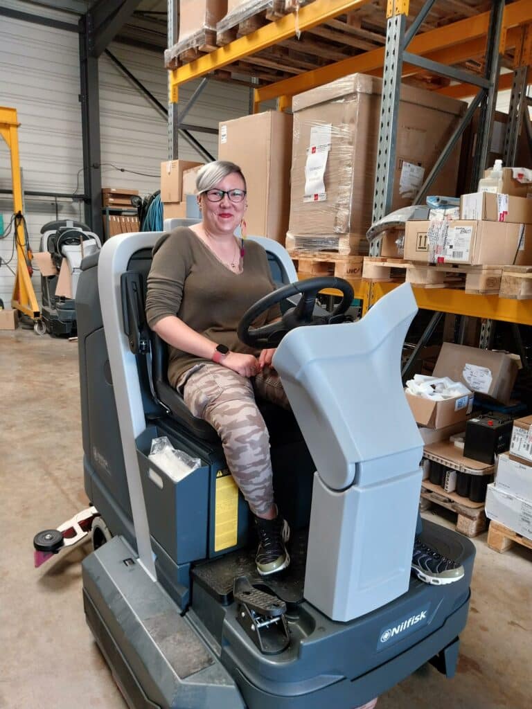 une ouvrière de l'atelier propreté teste une autolaveuse