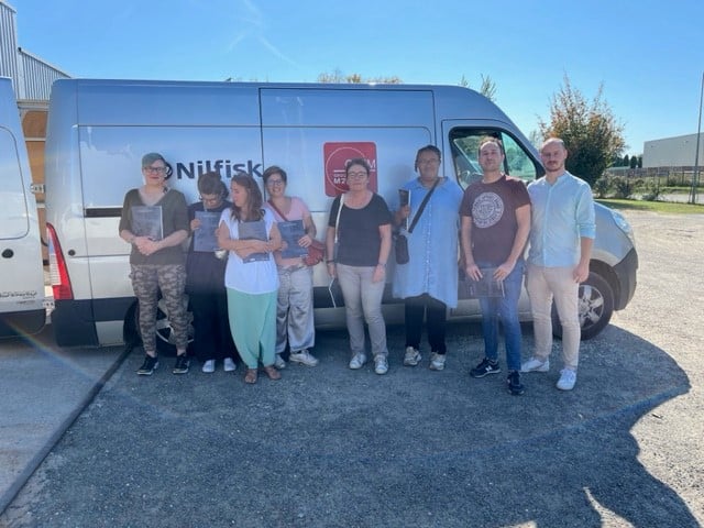 atelier propreté de l'ESAT de Pessac Magellan pose devant un camion de M2h