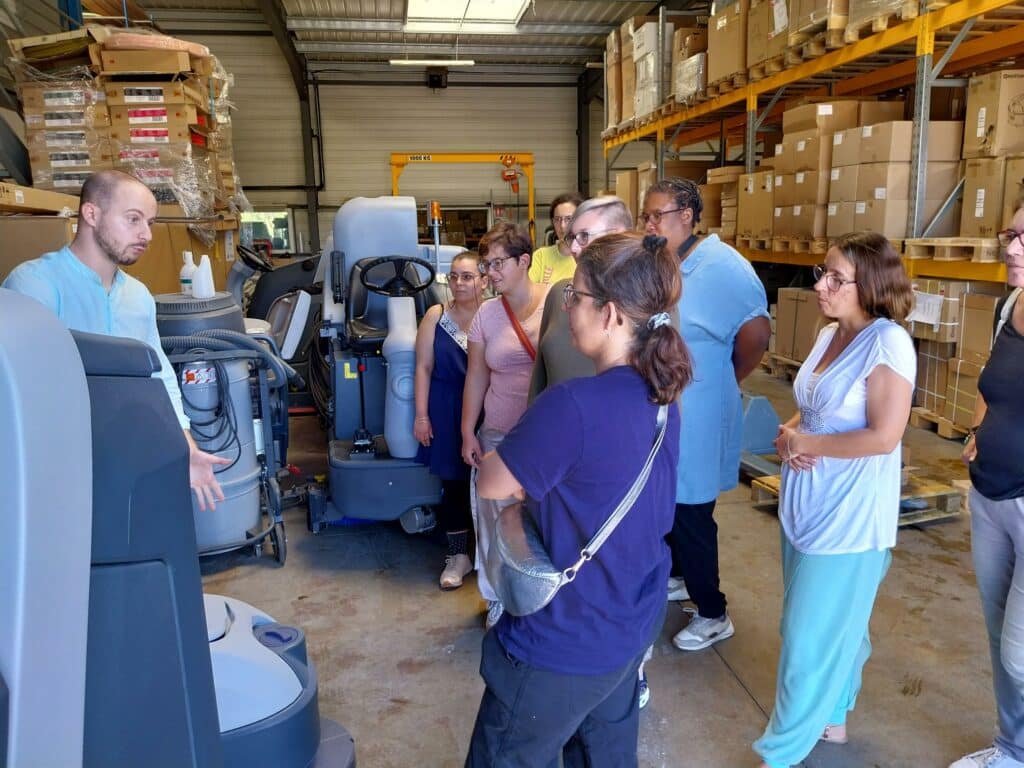 le commercial m2h présente les machines aux travailleurs