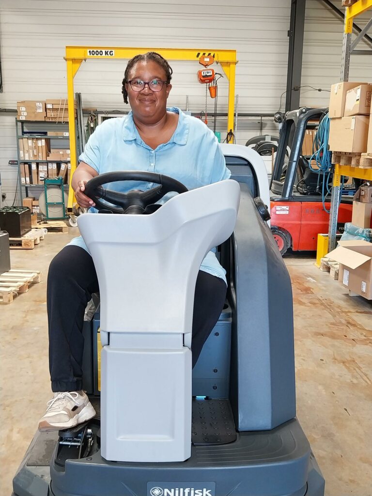 une ouvrière de l'atelier propreté teste une autolaveuse