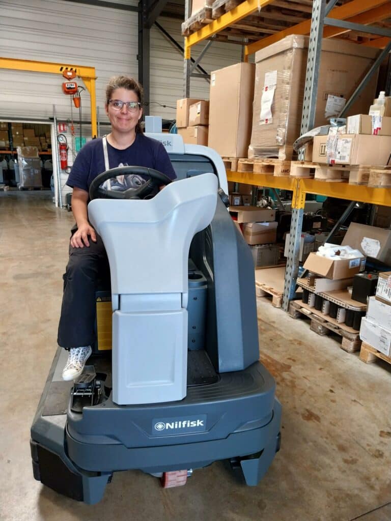 une ouvrière de l'atelier propreté teste une autolaveuse