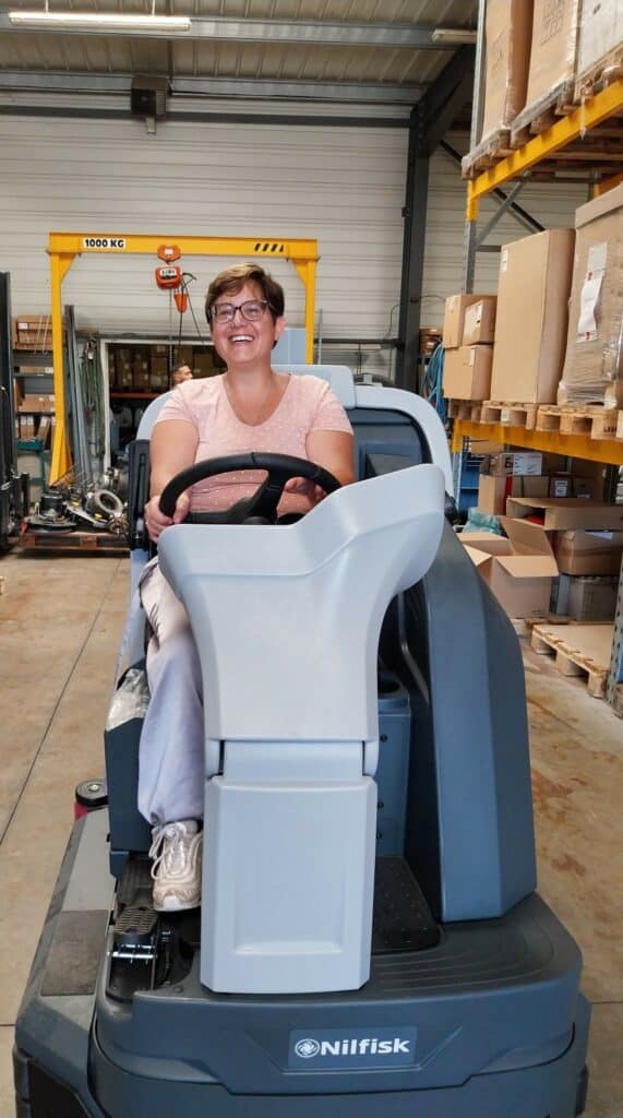 une ouvrière de l'atelier propreté teste une autolaveuse