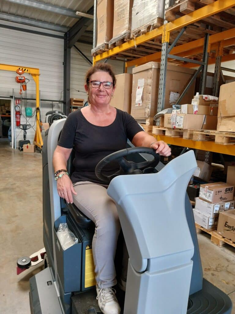 une ouvrière de l'atelier propreté teste une autolaveuse